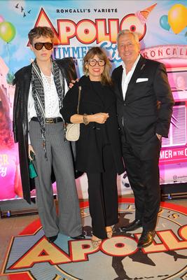 Apollo SUMMER IN THE CITY Premiere - Kunsth?ndler Markus WIldhagen (Bares f?r Rares) mit seiner Frau Karoline und Sohn P-stock-foto