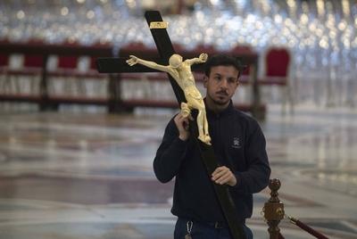 ITALY -  EXPOSITION IF THE RELIC OF THE HOLY CROSS IN ST PETER'S BASILICA AT  THE VATICAN  - 2025/4/18-stock-foto