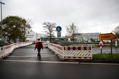 Querung f?r Fu?- und Radverkehr ?ber den Magdeburger Ring. Im Zusammenhang mit dem gesperrten Bereich des Damaschkeplatz-stock-photo