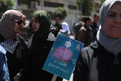 Demonstrators carry posters and portraits of Palestinian prisoners in Israeli jails during a gathering-stock-foto