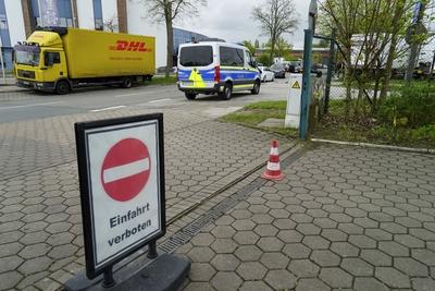 Cruiser Carfreitag am Karfreitag Ca.600 Cruiser treffen sich an der Tankstelle im Industriegebiet von Hambvurg Allermoehe am 18.04.2025 Der Saisonauftakt der Cruiserszene findet traditionelll immer am Krfreitag mit einem sogenannten Car Freitag an . Auch dieses Jahr trafen sich zahlrecher Cruiser und Zuschauer an der Aral Tankstelle Ca.600 Fahrer waren mit ihren getunten Fahrzeugen vor Ort und ca.1000 Personen waren zum ansehen und bestaunen der Fahrzeuge gekommen. Die Polizei war im gesamten Umfeld des Industriegebietes mit zahlreichen uniformierten pr?sent.Zahlreiche Fahrzeuge wurden von der Polizei ?berpr?ft und dabei auch einige Wagen sichergestellt. Auch hatte die Polizei eine Drohne im Einsatz um die Verkehrsstr?me und den Bereic-stock-foto