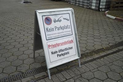 Cruiser Carfreitag am Karfreitag Ca.600 Cruiser treffen sich an der Tankstelle im Industriegebiet von Hambvurg Allermoehe am 18.04.2025 Der Saisonauftakt der Cruiserszene findet traditionelll immer am Krfreitag mit einem sogenannten Car Freitag an . Auch dieses Jahr trafen sich zahlrecher Cruiser und Zuschauer an der Aral Tankstelle Ca.600 Fahrer waren mit ihren getunten Fahrzeugen vor Ort und ca.1000 Personen waren zum ansehen und bestaunen der Fahrzeuge gekommen. Die Polizei war im gesamten Umfeld des Industriegebietes mit zahlreichen uniformierten pr?sent.Zahlreiche Fahrzeuge wurden von der Polizei ?berpr?ft und dabei auch einige Wagen sichergestellt. Auch hatte die Polizei eine Drohne im Einsatz um die Verkehrsstr?me und den Bereic-stock-foto