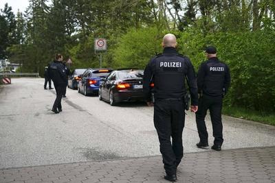 Polizisten Polizei bei der Fahrzeug Kontrolle PKW auf der Strasse Cruiser Carfreitag am Karfreitag Ca.600 Cruiser treffen sich an der Tankstelle im Industriegebiet von Hambvurg Allermoehe am 18.04.2025 Der Saisonauftakt der Cruiserszene findet traditionelll immer am Krfreitag mit einem sogenannten Car Freitag an . Auch dieses Jahr trafen sich zahlrecher Cruiser und Zuschauer an der Aral Tankstelle Ca.600 Fahrer waren mit ihren getunten Fahrzeugen vor Ort und ca.1000 Personen waren zum ansehen und bestaunen der Fahrzeuge gekommen. Die Polizei war im gesamten Umfeld des Industriegebietes mit zahlreichen uniformierten pr?sent.Zahlreiche Fahrzeuge wurden von der Polizei ?berpr?ft und dabei auch einige Wagen sichergestellt. Auch hatte die P-stock-foto