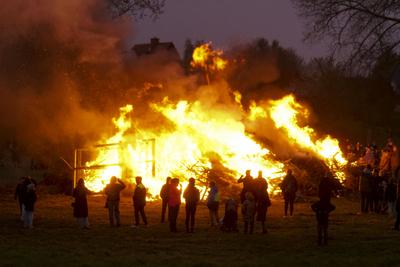400 Besucher Schaulustige waren vor Ort dabei um einen Blick auf das erste Hamburger Osterfeuer zu richten , Es startete traditionell in Hamburg Moorwerder und wird seit ?ber 40 Jahren bereits am Abend von Gruendonnerstag von der Freiwilligen Feuerwehr Moorwerder angezuendet und bewacht Hamburg 17.04.2025 Osterfeuer auch Jaudus genannt werden zu Ostern in der Liturgie der Kirche und vielerorts aufgrund verschiedener Braeuche entfacht Hamburg Deutschland *** 400 visitors and onlookers were on site to take a look at the first Hamburg Easter fire, which traditionally started in Hamburg Moorwerder and has been lit and guarded by the Moorwerder volunteer fire department for over 40 years on the evening of Maundy Thursday Hamburg 17 04 2025 E-stock-foto