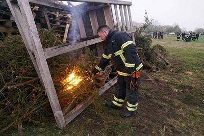Anzuenden des Oster Feuer duch einen Feuewrwehrmann Das erste Hamburger Osterfeuer startete traditionell in Hamburg Moorwerder es wird seit ?ber 40 Jahren bereits am Abend von Gruendonnerstag von der Freiwilligen Feuerwehr Moorwerder angezuendet und bewacht mit dabei ca Ca. 400 Besucher Hamburg 17.04.2025-Osterfeuer auch Jaudus genannt werden zu Ostern in der Liturgie der Kirche und vielerorts aufgrund verschiedener Braeuche entfacht Hamburg Deutschland *** Lighting of the Easter fire by a fireman The first Hamburg Easter fire traditionally started in Hamburg Moorwerder it has been lit and guarded by the Moorwerder volunteer fire department for over 40 years on the evening of Maundy Thursday with approx. 400 visitors Hamburg 17 04 2025 E-stock-foto
