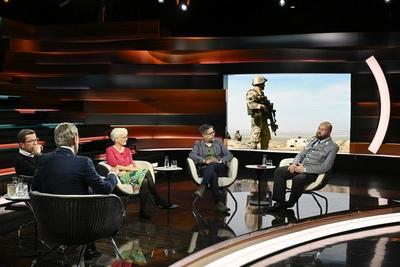 Talkrunde bei Markus Lanz , ZDF 04/25 her Karl-Theodor zu Guttenberg, Markus Lanz, Ulrike Herrmann, Hasnain Kazim und Ma-stock-photo