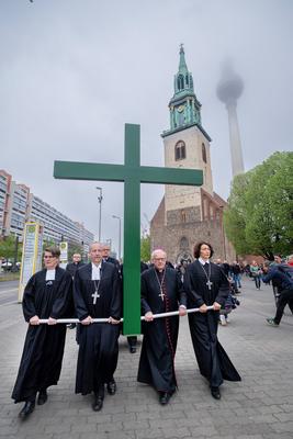 Oekumenische Karfreitagsprozession in Berlin-stock-foto