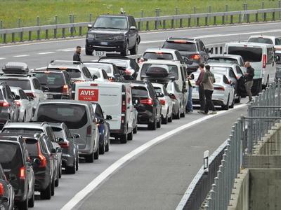 18.04.2025 Kanton Uri Schweiz. Bild : Osterstau am Karfreitag vor dem Gotthard-Tunnel. *** 18 04 2025 Canton Uri Switzer-stock-foto