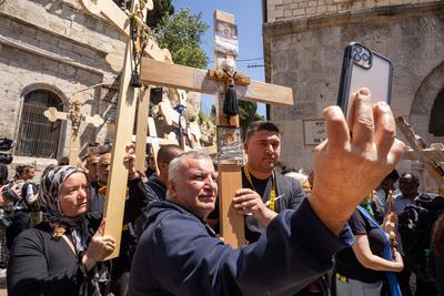 Karfreitagsprozession auf der Via Dolorosa in Jerusalem-stock-foto