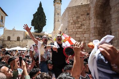 Israel Palestinians Holy Fire Christian pilgrims light candles during the Holy Fire ceremony, at the Church of the Holy-stock-foto