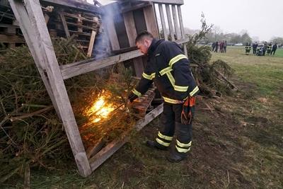 Anzuenden des Oster Feuer duch einen Feuewrwehrmann Das erste Hamburger Osterfeuer startete traditionell in Hamburg Moorwerder es wird seit ?ber 40 Jahren bereits am Abend von Gruendonnerstag von der Freiwilligen Feuerwehr Moorwerder angezuendet und bewacht mit dabei ca Ca. 400 Besucher Hamburg 17.04.2025-Osterfeuer auch Jaudus genannt werden zu Ostern in der Liturgie der Kirche und vielerorts aufgrund verschiedener Braeuche entfacht Hamburg Deutschland *** Lighting of the Easter fire by a fireman The first Hamburg Easter fire traditionally started in Hamburg Moorwerder it has been lit and guarded by the Moorwerder volunteer fire department for over 40 years on the evening of Maundy Thursday with approx. 400 visitors Hamburg 17 04 2025 E-stock-foto