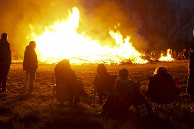 400 Besucher Schaulustige waren vor Ort dabei um einen Blick auf das erste Hamburger Osterfeuer zu richten , Es startete traditionell in Hamburg Moorwerder und wird seit ?ber 40 Jahren bereits am Abend von Gruendonnerstag von der Freiwilligen Feuerwehr Moorwerder angezuendet und bewacht Hamburg 17.04.2025 Osterfeuer auch Jaudus genannt werden zu Ostern in der Liturgie der Kirche und vielerorts aufgrund verschiedener Braeuche entfacht Hamburg Deutschland *** 400 visitors and onlookers were on site to take a look at the first Hamburg Easter fire, which traditionally started in Hamburg Moorwerder and has been lit and guarded by the Moorwerder volunteer fire department for over 40 years on the evening of Maundy Thursday Hamburg 17 04 2025 E-stock-foto