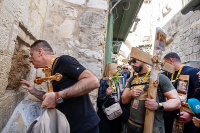 Karfreitagsprozession auf der Via Dolorosa in Jerusalem-stock-foto