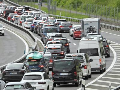 18.04.2025 Kanton Uri Schweiz. Bild : Osterstau am Karfreitag vor dem Gotthard-Tunnel. *** 18 04 2025 Canton Uri Switzer-stock-foto