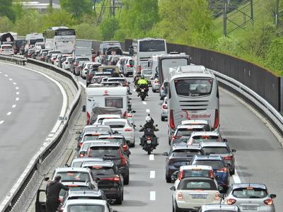 18.04.2025 Kanton Uri Schweiz. Bild : Osterstau am Karfreitag vor dem Gotthard-Tunnel. *** 18 04 2025 Canton Uri Switzer-stock-foto