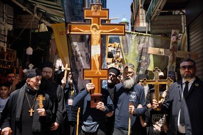 Karfreitagsprozession auf der Via Dolorosa in Jerusalem-stock-foto
