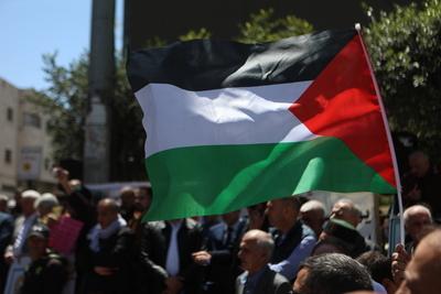 Demonstrators carry posters and portraits of Palestinian prisoners in Israeli jails during a gathering-stock-foto