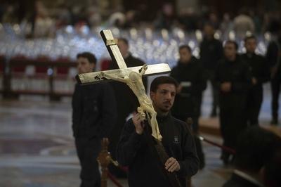 ITALY -  EXPOSITION IF THE RELIC OF THE HOLY CROSS IN ST PETER'S BASILICA AT  THE VATICAN  - 2025/4/18-stock-foto
