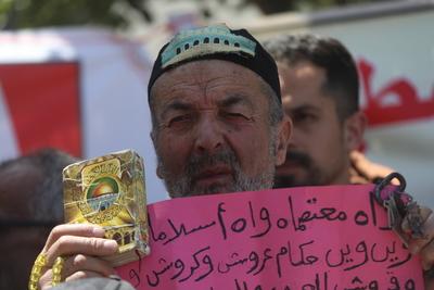 Demonstrators carry posters and portraits of Palestinian prisoners in Israeli jails during a gathering-stock-foto