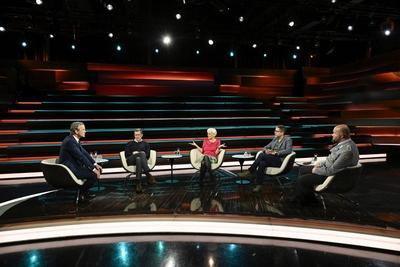 Talkrunde bei Markus Lanz , ZDF 04/25 her Markus Lanz, Karl-Theodor zu Guttenberg, Ulrike Herrmann, Hasnain Kazim und Ma-stock-photo