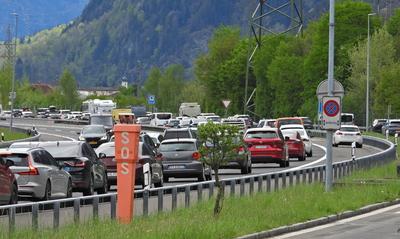 18.04.2025 Kanton Uri Schweiz. Bild : Osterstau am Karfreitag vor dem Gotthard-Tunnel. *** 18 04 2025 Canton Uri Switzer-stock-foto
