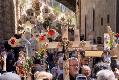Karfreitagsprozession auf der Via Dolorosa in Jerusalem-stock-foto