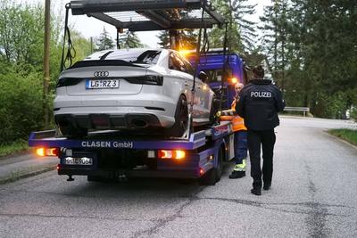 Abschleppdienst Abschlepper ziehen PKW aus dem Verkehr sicherstellung Cruiser Carfreitag am Karfreitag Ca.600 Cruiser treffen sich an der Tankstelle im Industriegebiet von Hambvurg Allermoehe am 18.04.2025 Der Saisonauftakt der Cruiserszene findet traditionelll immer am Krfreitag mit einem sogenannten Car Freitag an . Auch dieses Jahr trafen sich zahlrecher Cruiser und Zuschauer an der Aral Tankstelle Ca.600 Fahrer waren mit ihren getunten Fahrzeugen vor Ort und ca.1000 Personen waren zum ansehen und bestaunen der Fahrzeuge gekommen. Die Polizei war im gesamten Umfeld des Industriegebietes mit zahlreichen uniformierten pr?sent.Zahlreiche Fahrzeuge wurden von der Polizei ?berpr?ft und dabei auch einige Wagen sichergestellt. Auch hatte d-stock-foto