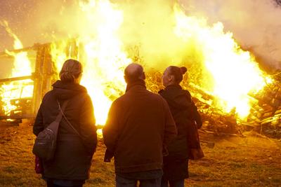 400 Besucher Schaulustige waren vor Ort dabei um einen Blick auf das erste Hamburger Osterfeuer zu richten , Es startete traditionell in Hamburg Moorwerder und wird seit ?ber 40 Jahren bereits am Abend von Gruendonnerstag von der Freiwilligen Feuerwehr Moorwerder angezuendet und bewacht Hamburg 17.04.2025 Osterfeuer auch Jaudus genannt werden zu Ostern in der Liturgie der Kirche und vielerorts aufgrund verschiedener Braeuche entfacht Hamburg Deutschland *** 400 visitors and onlookers were on site to take a look at the first Hamburg Easter fire, which traditionally started in Hamburg Moorwerder and has been lit and guarded by the Moorwerder volunteer fire department for over 40 years on the evening of Maundy Thursday Hamburg 17 04 2025 E-stock-foto