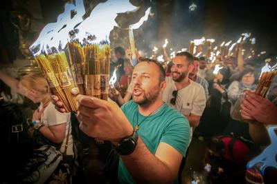 Christen feiern das Heilige Feuer in Jerusalem-stock-foto