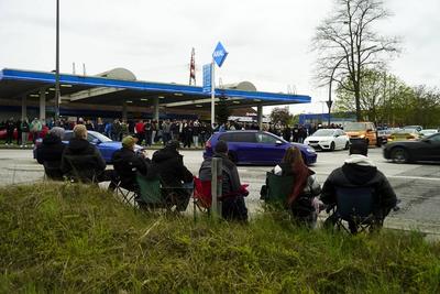 Cruiser Carfreitag am Karfreitag Ca.600 Cruiser treffen sich an der Tankstelle im Industriegebiet von Hambvurg Allermoehe am 18.04.2025 Der Saisonauftakt der Cruiserszene findet traditionelll immer am Krfreitag mit einem sogenannten Car Freitag an . Auch dieses Jahr trafen sich zahlrecher Cruiser und Zuschauer an der Aral Tankstelle Ca.600 Fahrer waren mit ihren getunten Fahrzeugen vor Ort und ca.1000 Personen waren zum ansehen und bestaunen der Fahrzeuge gekommen. Die Polizei war im gesamten Umfeld des Industriegebietes mit zahlreichen uniformierten pr?sent.Zahlreiche Fahrzeuge wurden von der Polizei ?berpr?ft und dabei auch einige Wagen sichergestellt. Auch hatte die Polizei eine Drohne im Einsatz um die Verkehrsstr?me und den Bereic-stock-foto