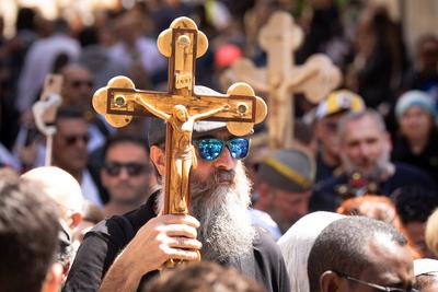 Karfreitagsprozession auf der Via Dolorosa in Jerusalem-stock-foto