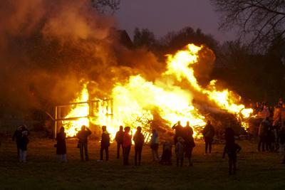 400 Besucher Schaulustige waren vor Ort dabei um einen Blick auf das erste Hamburger Osterfeuer zu richten , Es startete traditionell in Hamburg Moorwerder und wird seit ?ber 40 Jahren bereits am Abend von Gruendonnerstag von der Freiwilligen Feuerwehr Moorwerder angezuendet und bewacht Hamburg 17.04.2025 Osterfeuer auch Jaudus genannt werden zu Ostern in der Liturgie der Kirche und vielerorts aufgrund verschiedener Braeuche entfacht Hamburg Deutschland *** 400 visitors and onlookers were on site to take a look at the first Hamburg Easter fire, which traditionally started in Hamburg Moorwerder and has been lit and guarded by the Moorwerder volunteer fire department for over 40 years on the evening of Maundy Thursday Hamburg 17 04 2025 E-stock-foto
