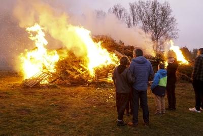 400 Besucher Schaulustige waren vor Ort dabei um einen Blick auf das erste Hamburger Osterfeuer zu richten , Es startete traditionell in Hamburg Moorwerder und wird seit ?ber 40 Jahren bereits am Abend von Gruendonnerstag von der Freiwilligen Feuerwehr Moorwerder angezuendet und bewacht Hamburg 17.04.2025 Osterfeuer auch Jaudus genannt werden zu Ostern in der Liturgie der Kirche und vielerorts aufgrund verschiedener Braeuche entfacht Hamburg Deutschland *** 400 visitors and onlookers were on site to take a look at the first Hamburg Easter fire, which traditionally started in Hamburg Moorwerder and has been lit and guarded by the Moorwerder volunteer fire department for over 40 years on the evening of Maundy Thursday Hamburg 17 04 2025 E-stock-foto
