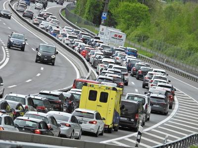 18.04.2025 Kanton Uri Schweiz. Bild : Osterstau am Karfreitag vor dem Gotthard-Tunnel. *** 18 04 2025 Canton Uri Switzer-stock-foto