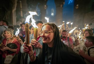 Christen feiern das Heilige Feuer in Jerusalem-stock-foto