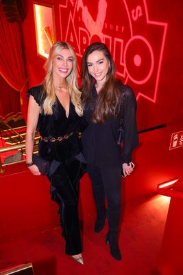 Apollo SUMMER IN THE CITY Premiere - Model Annika Gassner mit Lili Paul Roncalli D?sseldorf Roncalli s Apollo Variete NR-stock-foto