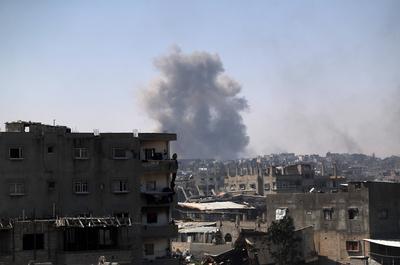 Smoke rises following Israeli attacks on the Tuffah neighborhood in eastern Gaza City-stock-foto