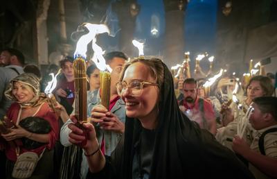 Christen feiern das Heilige Feuer in Jerusalem-stock-foto