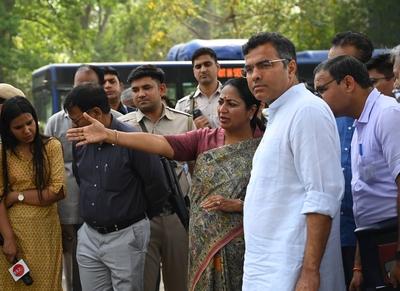 Delhi LG VK Saxena, CM Rekha Gupta Inspect Three Major Drains, Expedite Cleaning Efforts-stock-photo