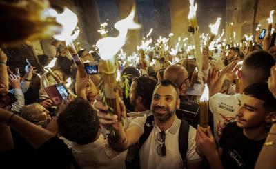 Christen feiern das Heilige Feuer in Jerusalem-stock-foto