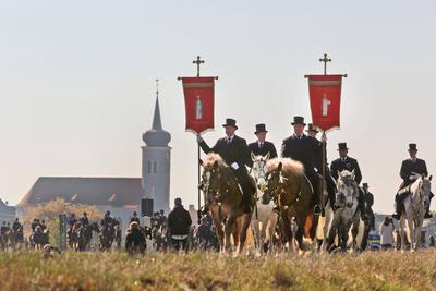Sorbische Osterreiter verkuenden Osterbotschaft-stock-foto