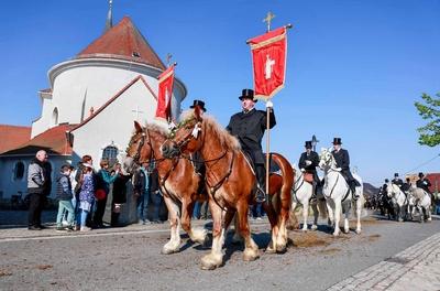 Sorbische Osterreiter verkuenden Osterbotschaft-stock-foto