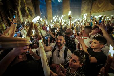 Christen feiern das Heilige Feuer in Jerusalem-stock-foto