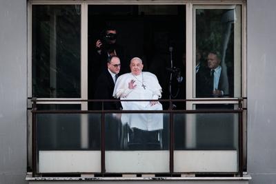 Pope Francis greets the faithful from the window of the Gemelli hospital for the first time after his hospitalization.-stock-foto