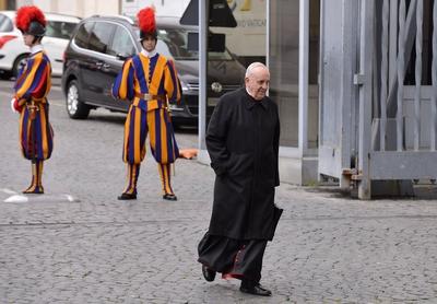 Bildnummer: 59353453  Datum: 07.03.2013  Copyright: imago/Ulmer/LingriaRom, Vatikan 07.03.2013 Kardinal Jorge Mario Bergoglio aus Argentinien verl?sst zu Fuss die f?nfte Generalkongregation des Kardinalskollegiums im Vatikan People Gesellschaft Religion Katholische Kirche Konklave Papstwahl Papst Wahl Franziskus I xns x0x 2013 quer Aufmacher WAHL KATHOLISCH KATHOLISCHE KIRCHE W?HLEN KONKLAVE WAHLGANG PAPST RELIGION OBERHAUPT GEW?HLT GESTIK GESTIKULIEREND Franziskus I. VERSAMMLUNG Kongregation GANZE FIGUR GANZFIGUR GANZE_FIGUR KARDINAELE SCHWEIZER GARDE GARDISTEN POPE  PUBLICATIONxNOTxINxITA 59353453 Date 07 03 2013 Copyright Imago Ulmer Lingria Rome Vatican 07 03 2013 Cardinal Jorge Mario  out Argentina leaves to Foot the Fifth  the  in Vatican Celebrities Society Religion Catholic Church Conclave Pope choice Pope Choice Francis I xns x0x 2013 horizontal Highlight Choice Catholic Catholic Church choose Conclave Ballot Pope Religion Head elected Gesture gesticulating Francis I Assembly Congregation Whole Figure Full figure  Cardinals Swiss Guard Guardsmen Pope PublicationxNotxInxITA-stock-photo