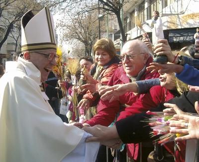 Bildnummer: 59822418  Datum: 07.08.2009  Copyright: imago/epdDer Erzbischof von Buenos Aires (Argentinien), Kardinal Jorge Mario Bergoglio, begr??t am 07.08.2009 Gl?ubige am Schrein von San Cayetano in Buenos Aires. Bergoglio wurde am 13.03.2013 als Nachfolger von Benedikt XVI. zum Papst gew?hlt. Er gab sich den Namen Franziskus. DER ABDRUCK DES EPD-FOTOS IST HONORARPFLICHTIG! Kardinal Jorge Mario Bergoglio aus Buenos Aires xas x0x 2009 quadrat Christen Katholische_Kirche Lateinamerika Personen Religionen S?damerika  59822418 Date 07 08 2009 Copyright Imago epd the Archbishop from Buenos Aires Argentina Cardinal Jorge Mario  welcomed at 07 08 2009 Believers at Shrine from San Cayetano in Buenos Aires  was at 13 03 2013 as Successor from Benedict XVI to Pope elected he GAB to the Name Francis the Imprint the epd Photos is  Cardinal Jorge Mario  out Buenos Aires  x0x 2009 Square Christians  Latin America People Religions South America-stock-foto