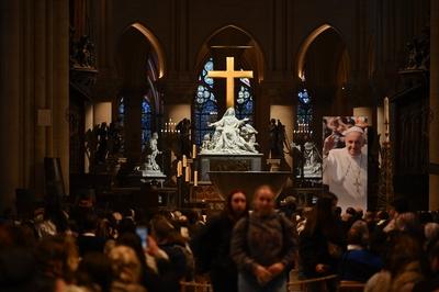 Death of Pope Francis, portrait in Notre Dame de Paris, Paris, April 21, 2025-stock-foto