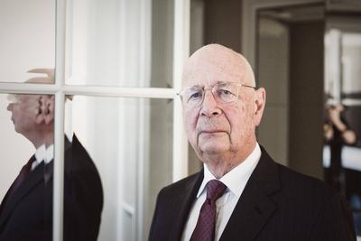 KLAUS MARTIN SCHWAB IN ZUERICH Wirtschaftswissenschaftler Klaus Martin Schwab (* 30. März 1938), Gründer des Weltwirtsch-stock-foto