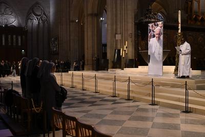 Death of Pope Francis, portrait in Notre Dame de Paris, Paris, April 21, 2025-stock-foto