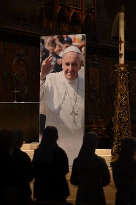 Death of Pope Francis, portrait in Notre Dame de Paris, Paris, April 21, 2025-stock-foto